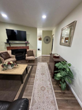 Amazing Duplex Close to airport, downtown